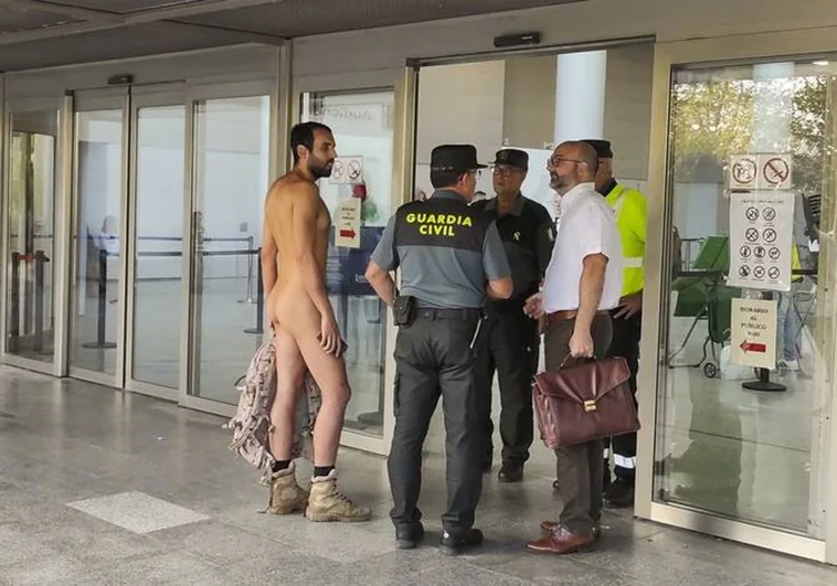 ¿Es legal ir desnudo por la calle?: un juez da la razón a un nudista en Valencia tras ser multado