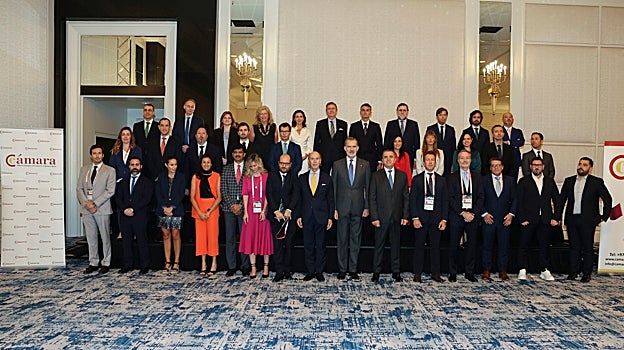 El Rey Felipe junto al presidente del Consejo Superior de Deportes, José Manuel Franco, y representantes de compañías españolas que trabajan en Qatar