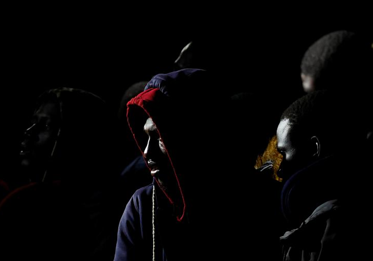 Migrantes rescatados esta madrugada esperando al desembarco en el muelle de Arguineguín