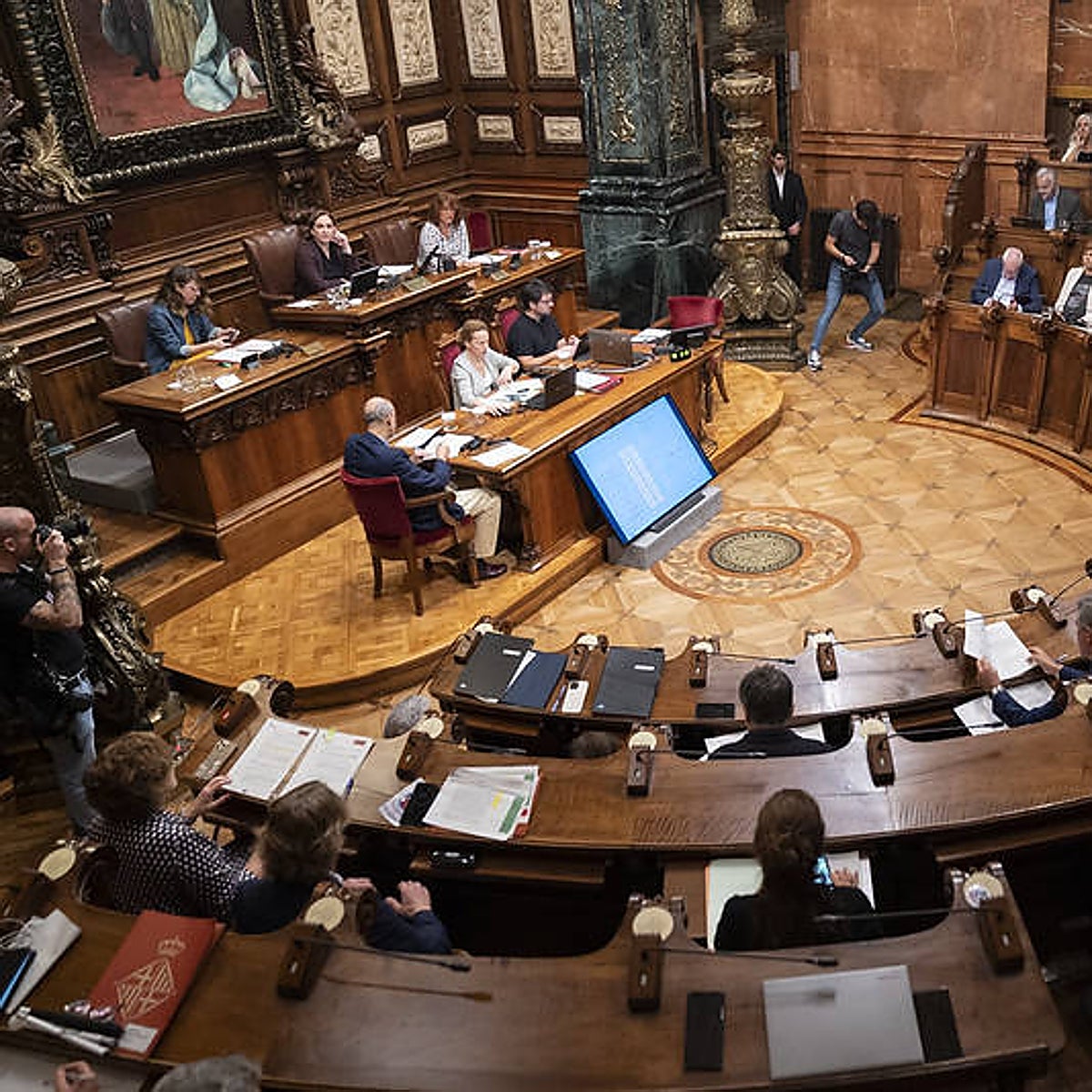 Colau rechaza paralizar las subvenciones a afines por las que está siendo investigada