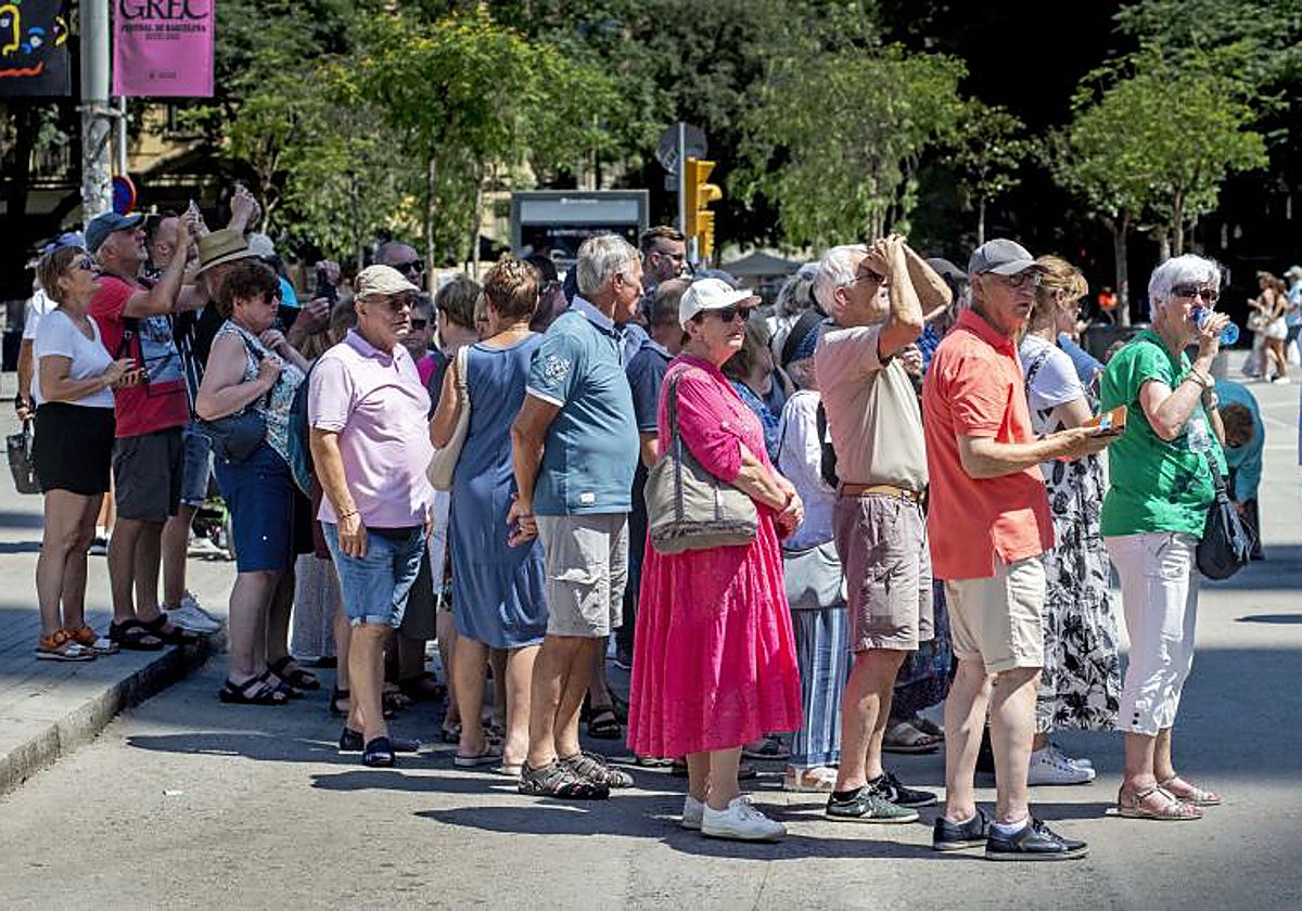 Un grupo guiado de turistas en Barcelona
