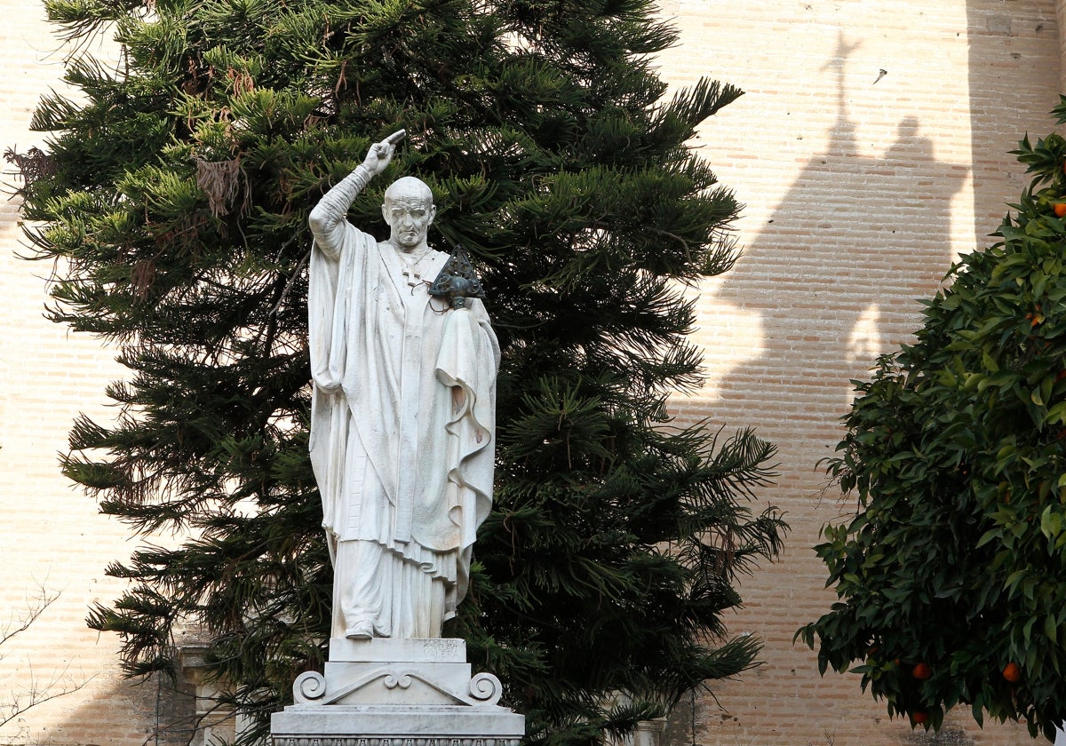 Monumento al obispo Osio, en la plaza de las Capuchinas de Córdoba