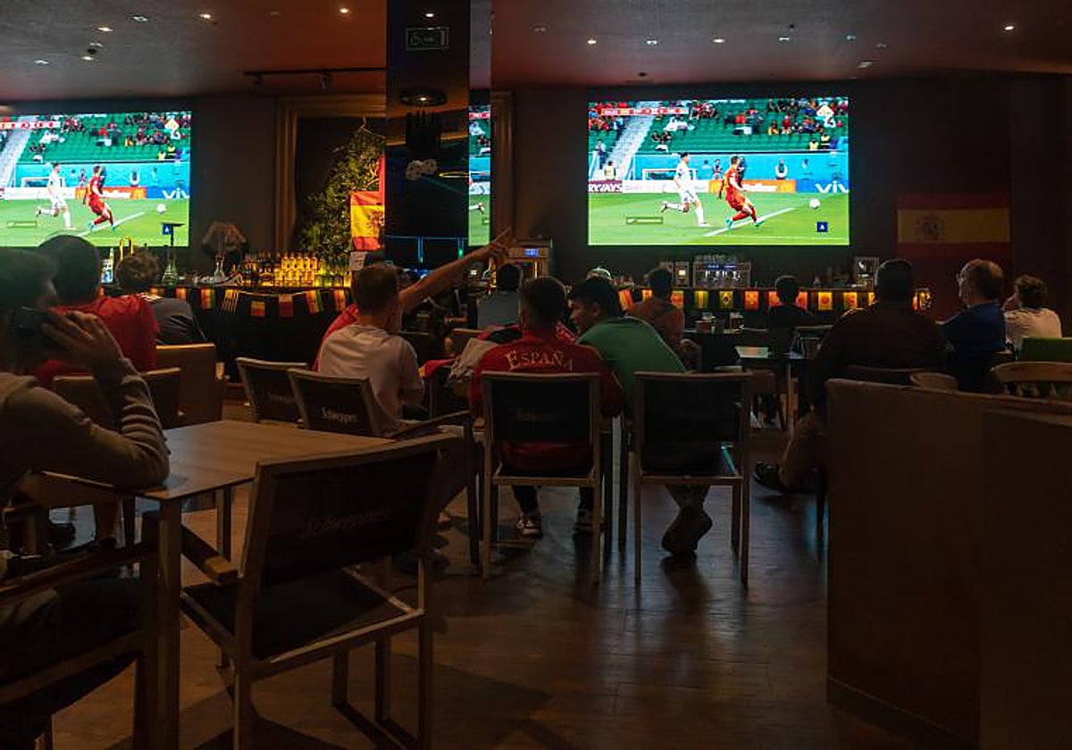 Imagen de recurso de un bar donde se retransmite los partidos de España en el Mundial de Qatar 2022