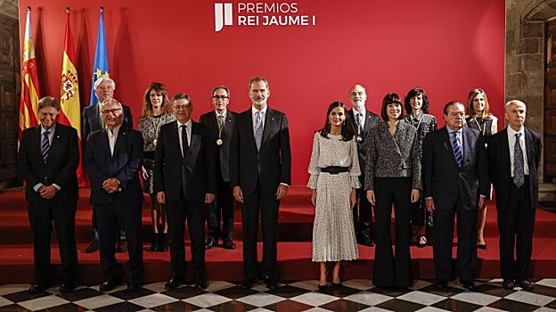 Los Reyes de España junto a las autoridades y los galardonados en los Premios Rey Jaime I en Valencia