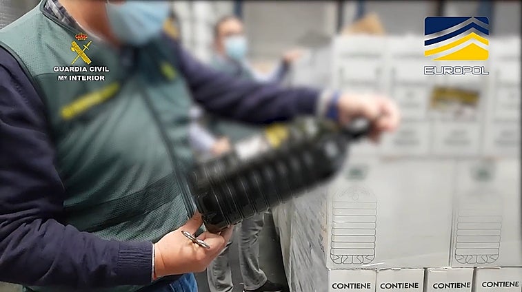 La Guardia Civil y la Interpol detienen a 65 implicados en fraudes alimentarios y de bebidas alcohólicas