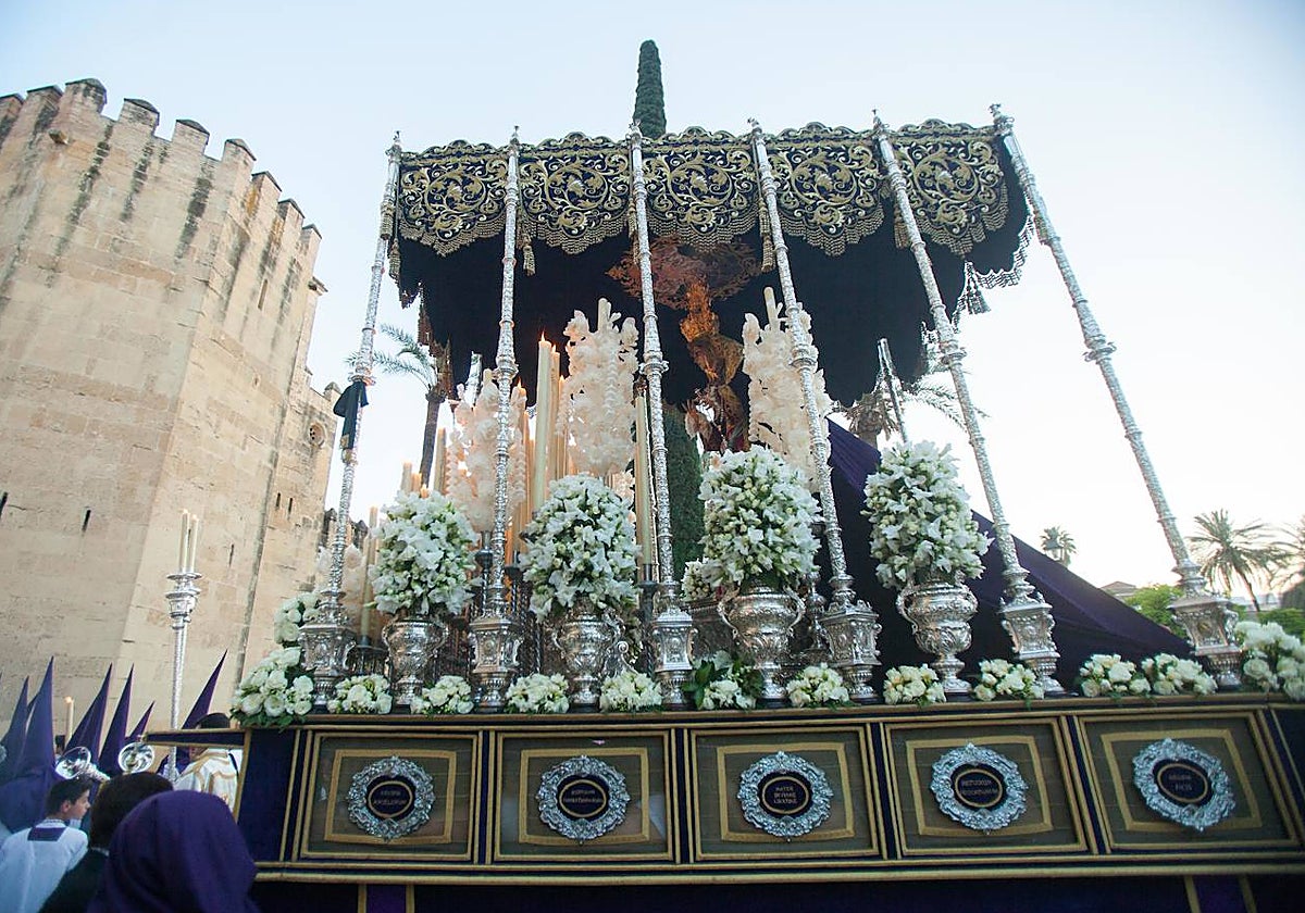 Antiguo palio de la Virgen de la Trinidad, el Martes Santo de 2017