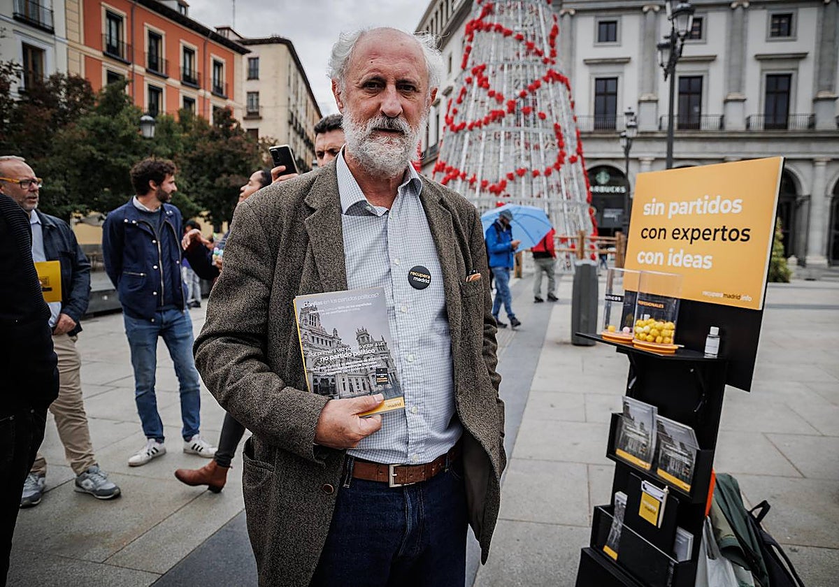 Luis Cueto en la plaza de Isabel II, poniendo en marcha su agrupación de electores