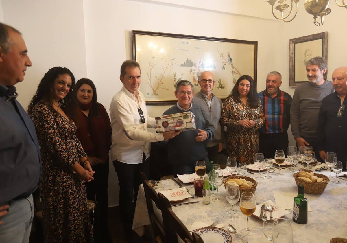 El periodista radiofónico José Antonio Luque, en el centro, en el homenaje de este domingo