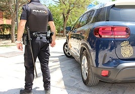 Un agente de servicio salva la vida de una mujer que se ahogaba en Málaga