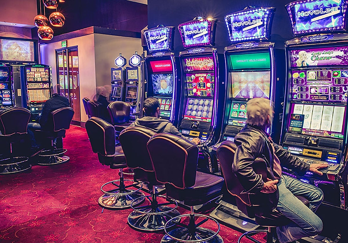 Jugadores en un salón de juego