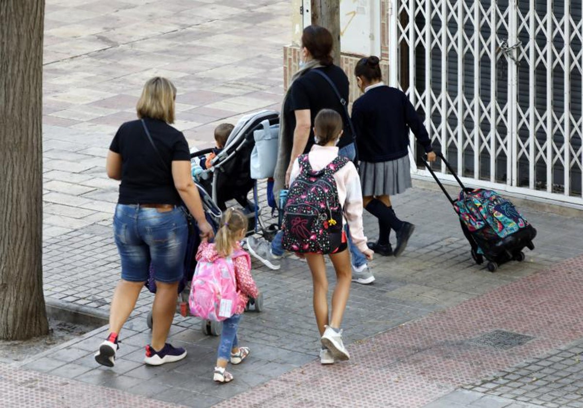 Familias acuden a un colegio en la Comunidad Valenciana.