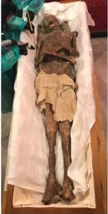 Proceso de retirada de polvo e impurezas del cuerpo de san Isidro