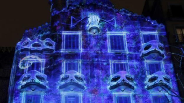 La Casa Batlló iluminada durante un espectáculo de luces y de música