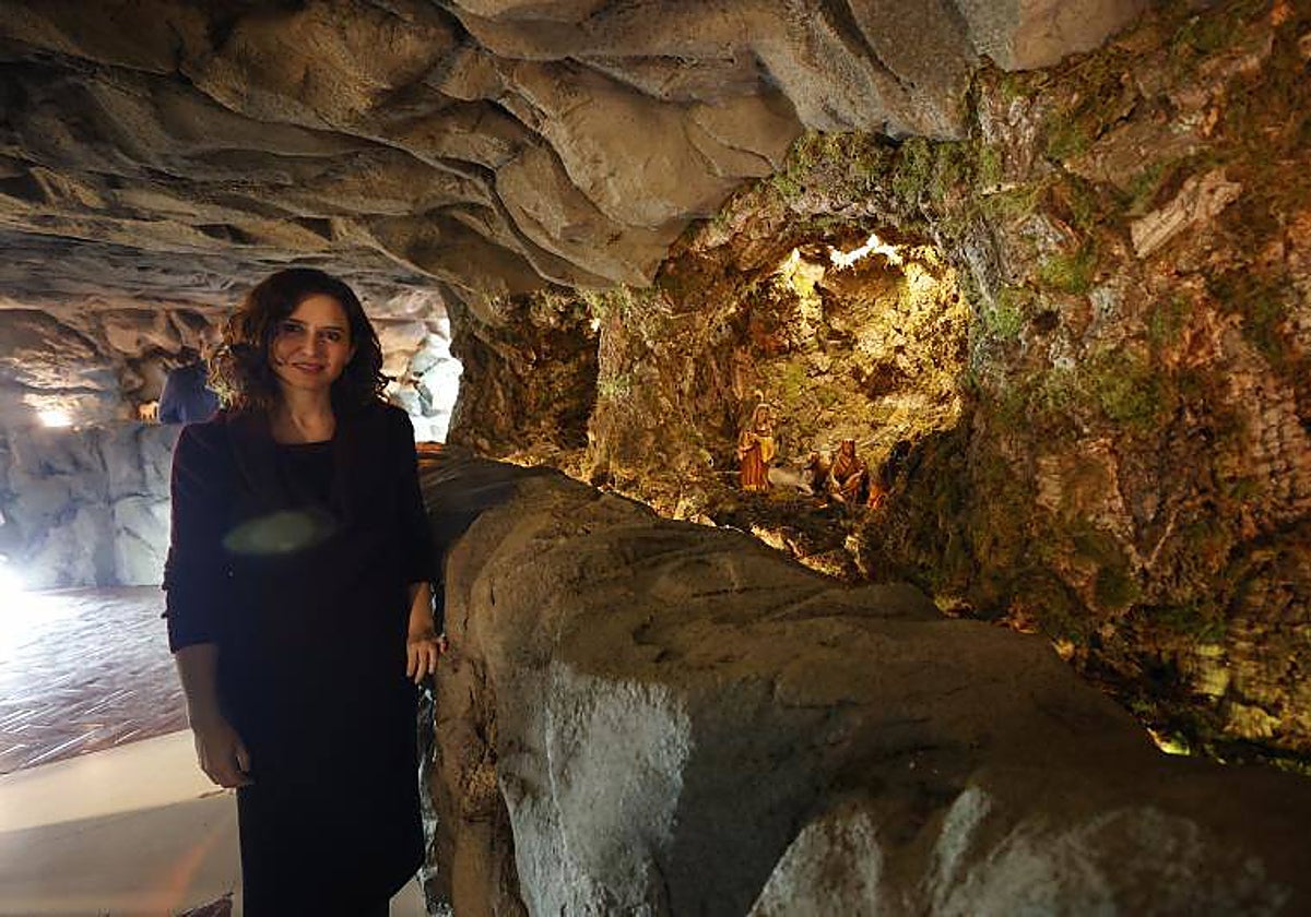 Díaz Ayuso, en la gruta del Belén que luce este año en la Real Casa de Correos