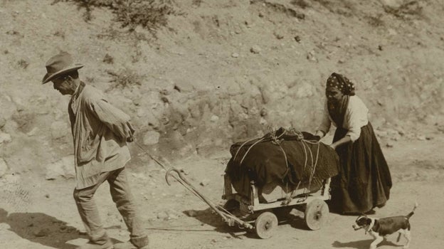 Traslado de los enseres de dos vecinos desalojados del barrio de las Injurias, en 1906