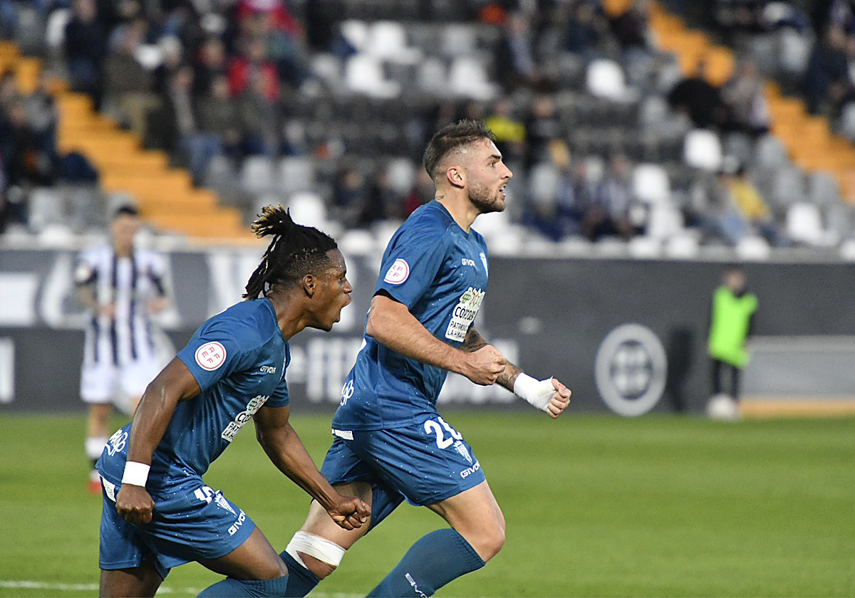 Antonio Casas celebra un gol con el Córdoba CF
