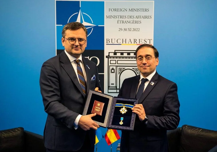 Zelenski condecora a Albares por «su apoyo y defensa a Ucrania»