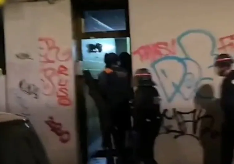Una mafia okupa alquilaba niños para frenar desalojos en Barcelona