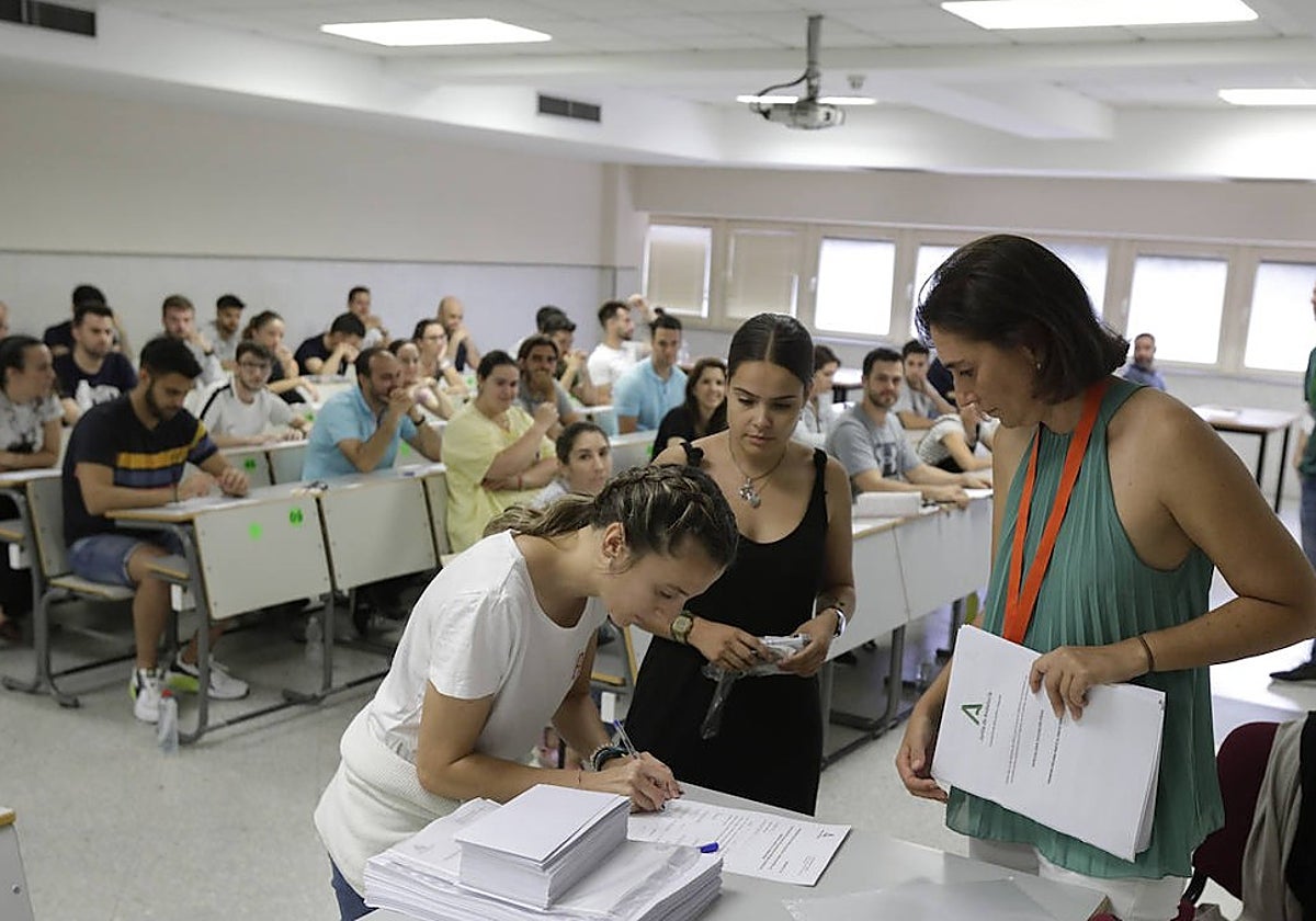 Opositores realizando un examen