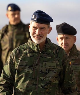 Imagen secundaria 2 - Felipe VI asiste al ejercicio de evaluación que está desarrollando en el Centro Nacional de Adiestramiento ‘San Gregorio’ el personal de la XII rotación de la operación ‘Enhanced Force Presence’ (eFP) que próximamente desplegará en Letonia.