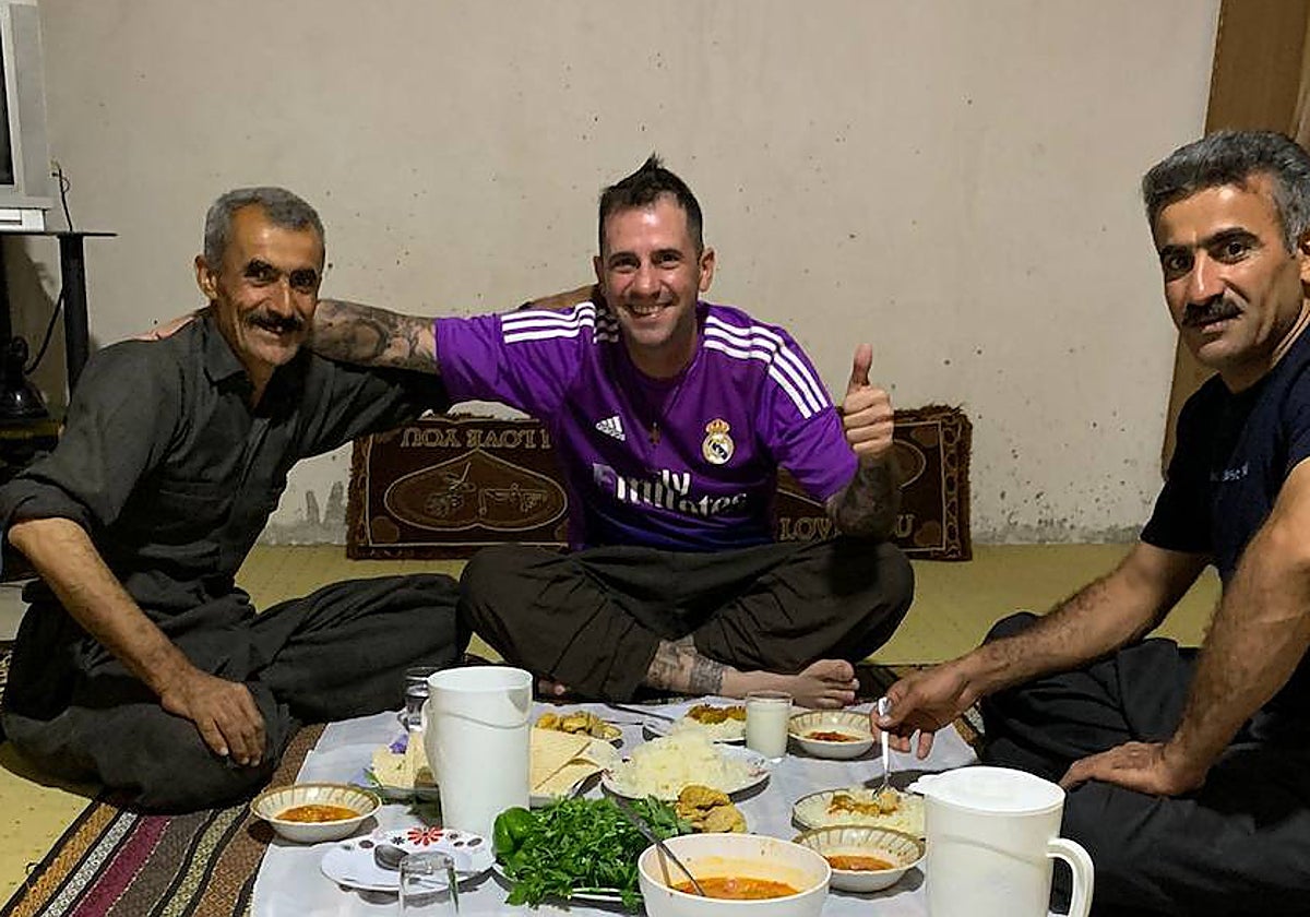 Santiago Sánchez Cogedor, en el medio, durante su paso por el Kurdistán iraquí en septiembre
