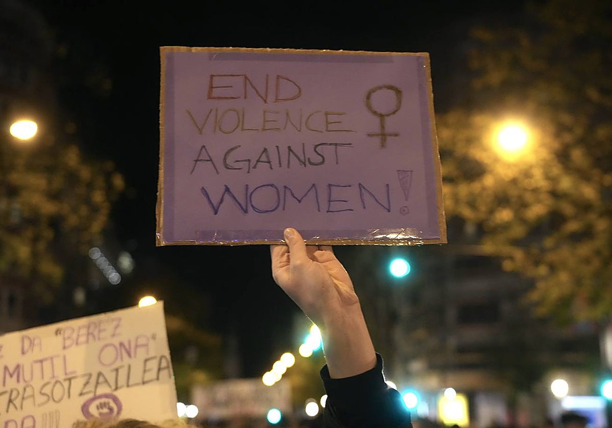 Una mujer sujeta un cartel en la manifestación del 25N en Bilbao