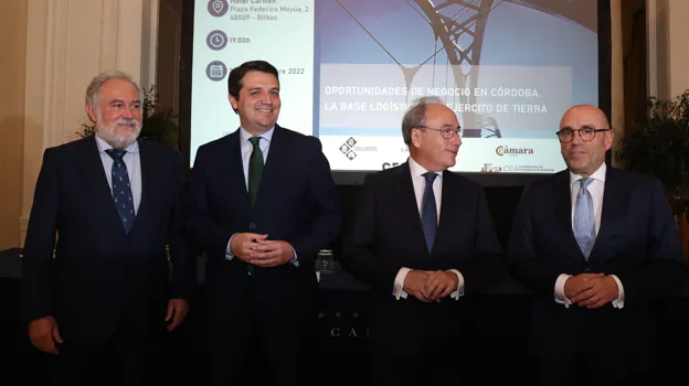 Los presidentes de las Cámaras de Comercio de Bilbao y Córdoba junto al alcalde de Córdoba y el CEO de Cajasur,  en la apertura de las jornadas