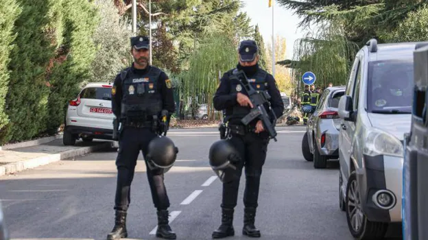 Agentes policiales cortan el paso ante la Embajada de Ucrania en Madrid