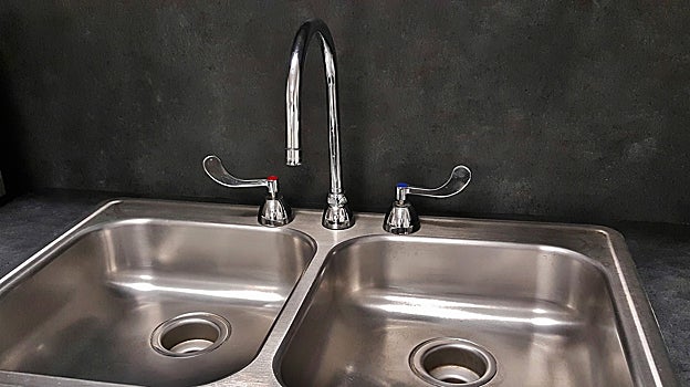 La sal, el aliado secreto en tu hogar que limpia lo que no te imaginas