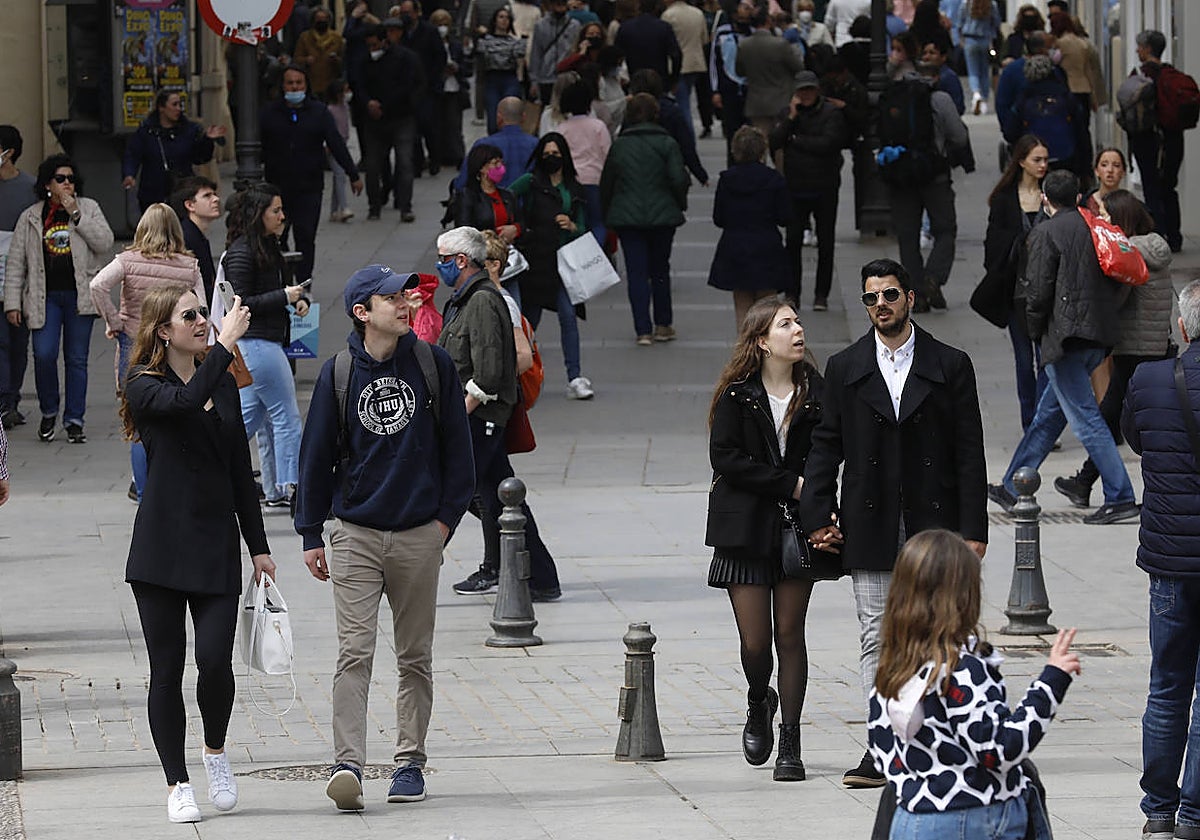 Cordobeses en la calle Gondomar y la plaza de Las Tendillas