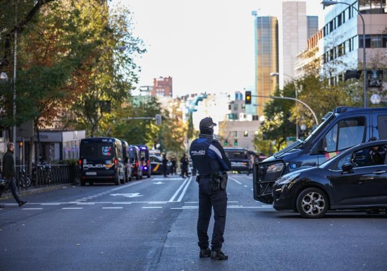 Última hora sobre el envío de cartas bomba, en directo | La Policía detona un paquete sospechoso ante el Cuartel General del Ejército del Aire en Madrid