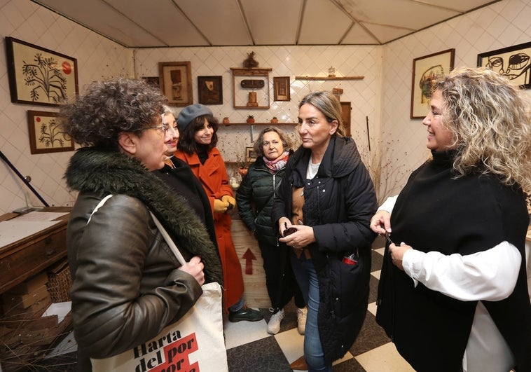 Tolón anima a visitar 'La Regalería', el mercado artesanal de la plaza Mayor