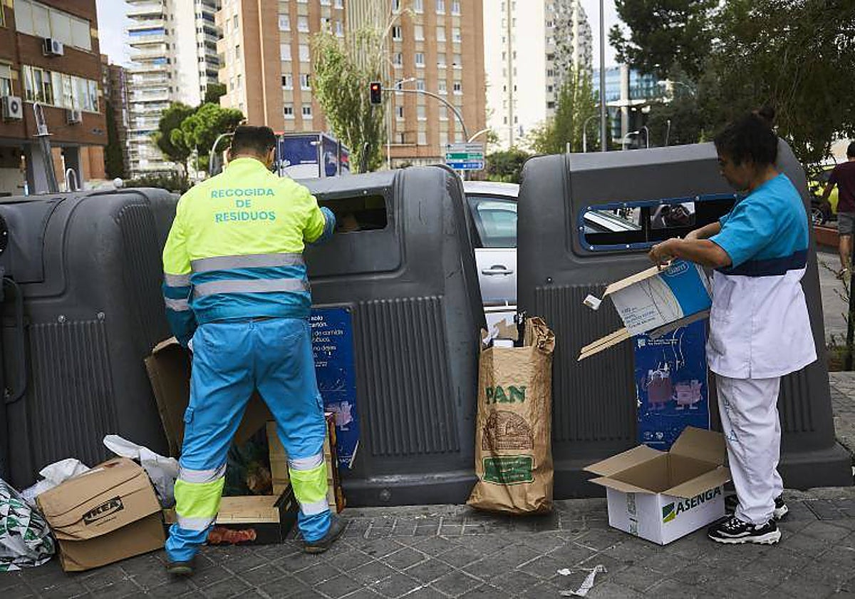 Operarios de recogida de residuos en Madrid