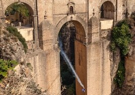Dani Román, el 'hombre pájaro' andaluz que ha cruzado por primera vez el Puente Nuevo de Ronda