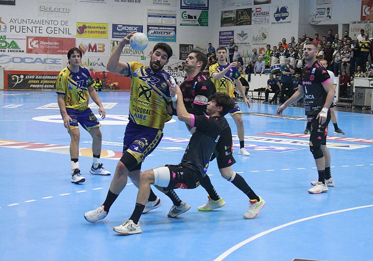 Javi Garcia intenta disparar ante la presión del rival