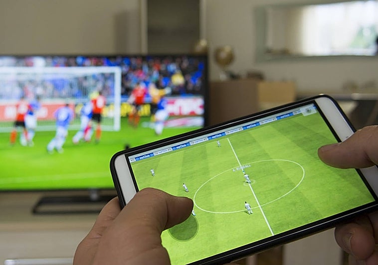 Ver el fútbol en el trabajo no es motivo de despido: la Justicia da la razón a tres empleados en Valencia