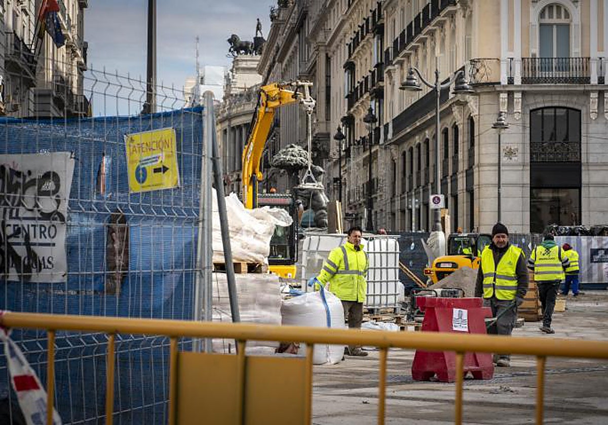 Los obreros trabajan en las obras de la Puerta del Sol