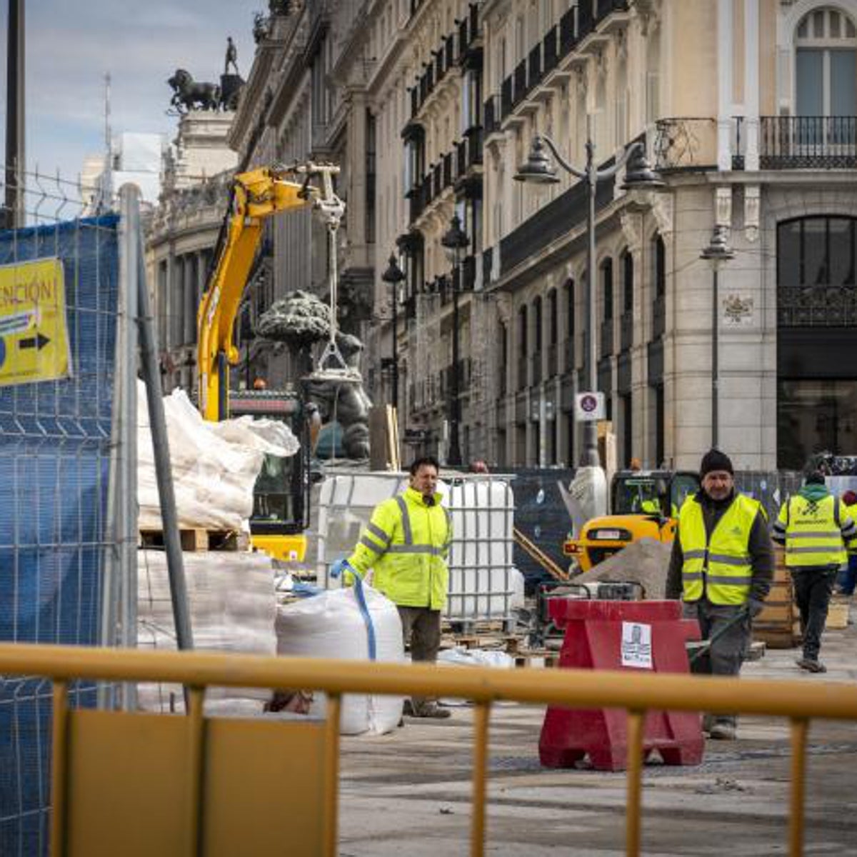 Hallan restos de un obús en las obras de la Puerta del Sol