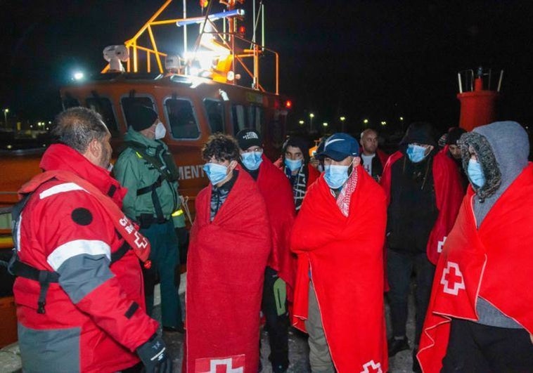 Rescatados medio centenar de magrebíes en una patera cercana a la costa de Granada