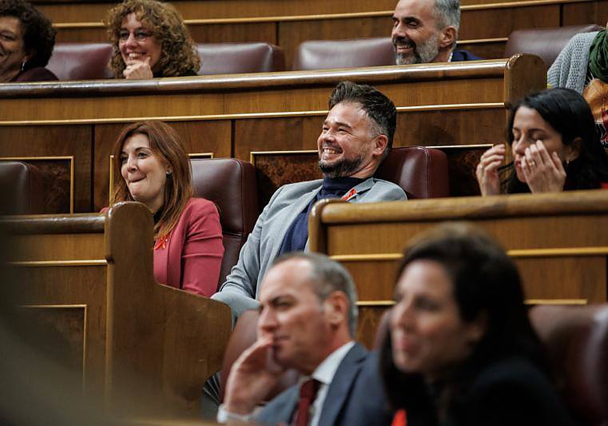 El portavoz de ERC en el Congreso, Gabriel Rufián, sonriente, ayer, en el pleno de la Cámara