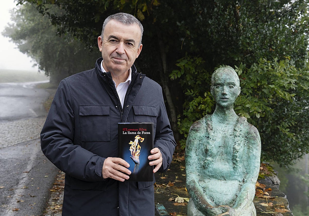 Lorenzo Silva posa con su nueva novela, 'La llama de Focea', en sus manos