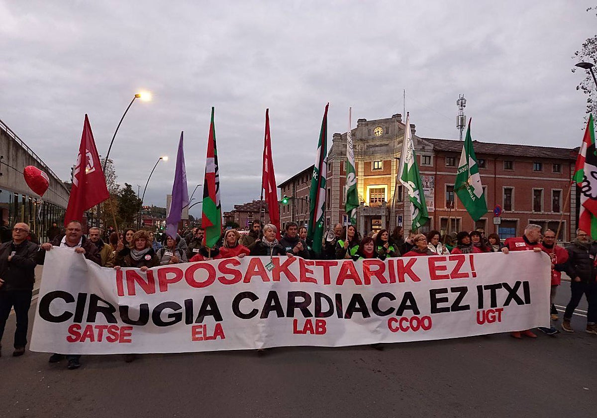 Los manifestantes han partido de la entrada del hospital de Basurto