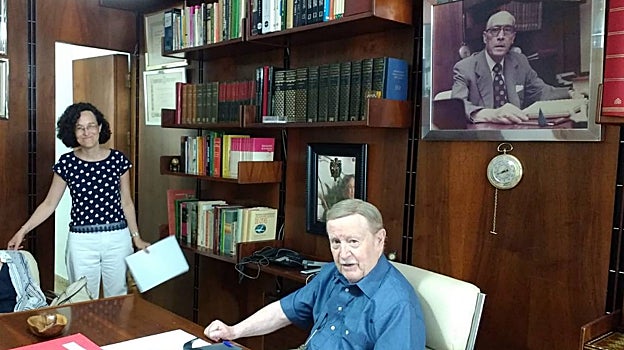 Tres generaciones de Alcántara: en el retrato superior, el fundador de la empresa, Antonio; sentado, Julio, al frente del Instituto durante 60 años hasta 2015; de pie, su hija Olga, actual codirectora