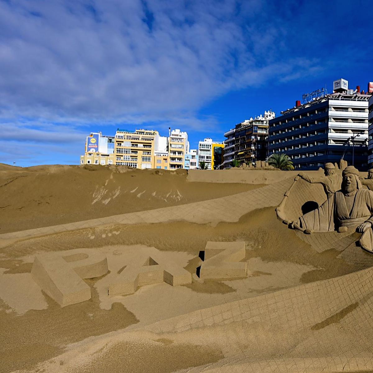 Canarias abre la Navidad a 23 grados, en la playa y con un Belén único en el mundo