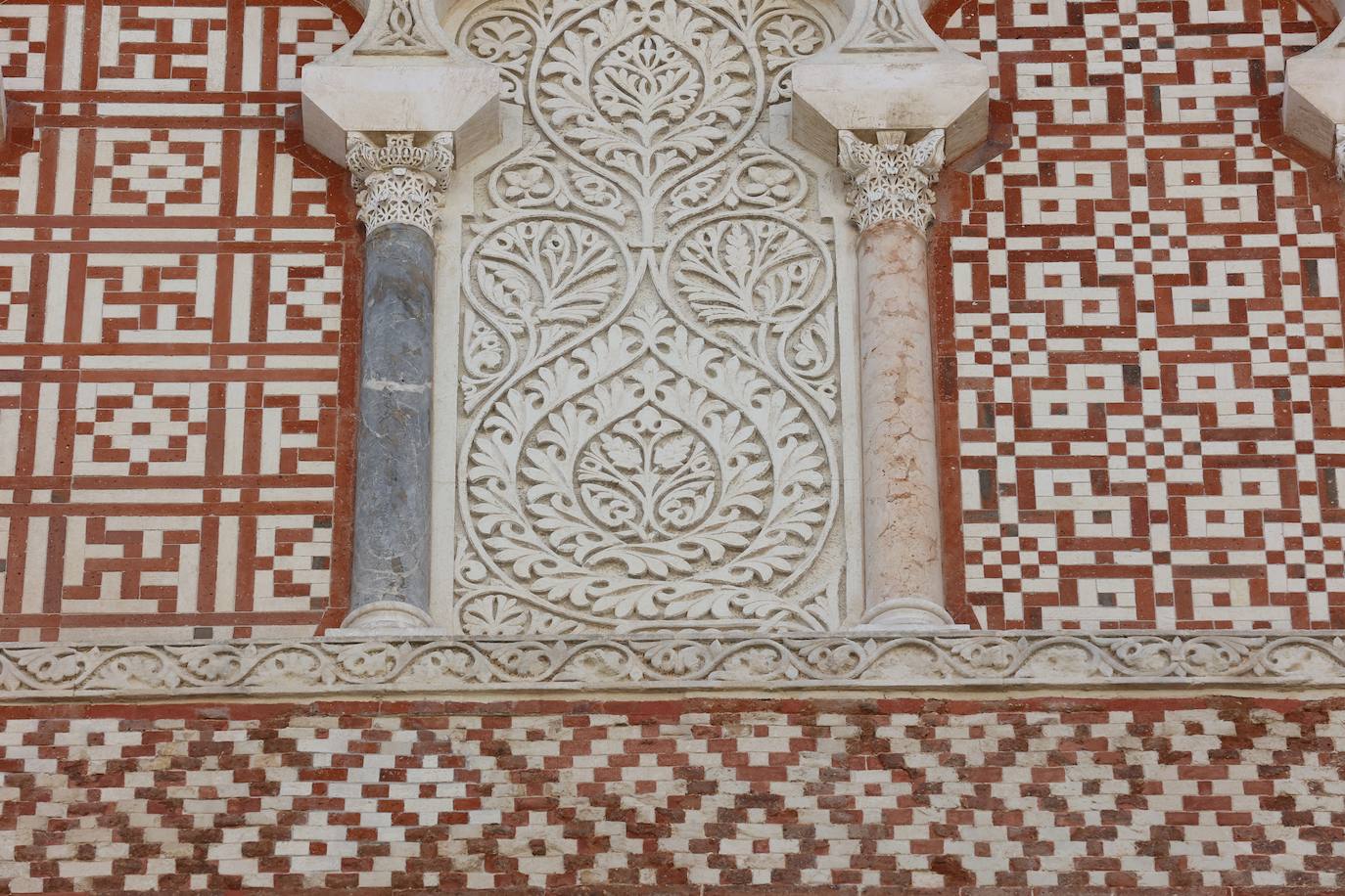 El esplendor de la portada de la Concepción de la Mezquita-Catedral de Córdoba, en imágenes
