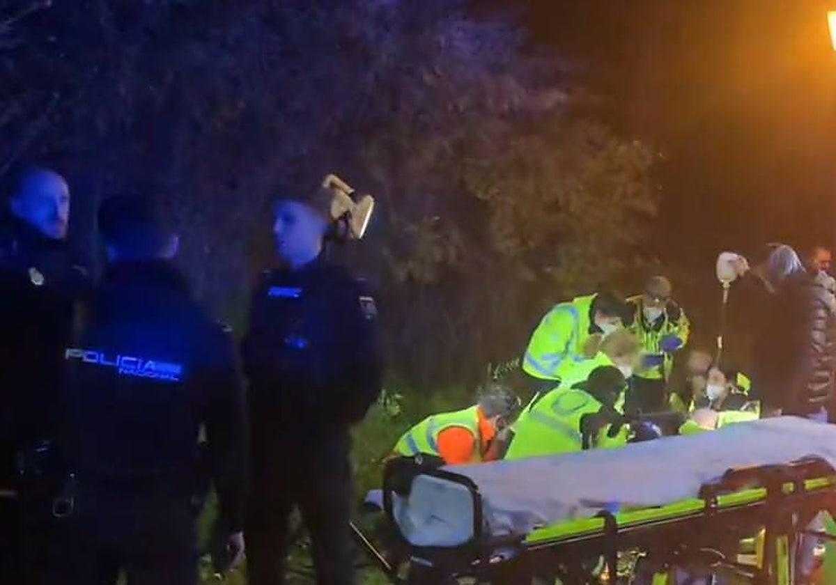 Los sanitarios, atendiendo al herido ayer en Usera