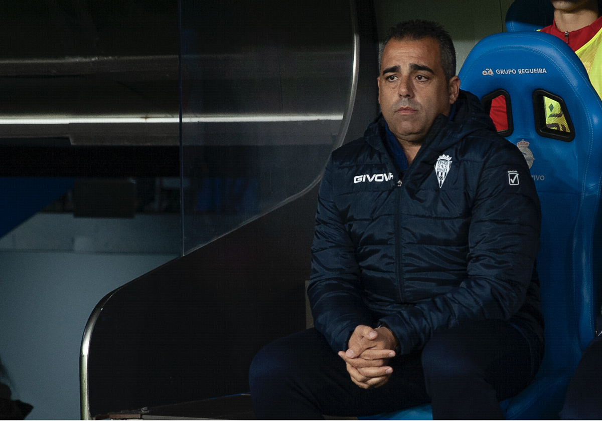 Germán Crespo observa a los suyos desde el banquillo