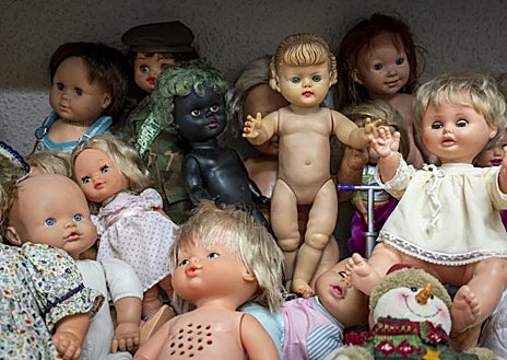 Imagen secundaria 1 - Adiós al Hospital del Juguete: el cirujano de las Nancy cuelga el bisturí