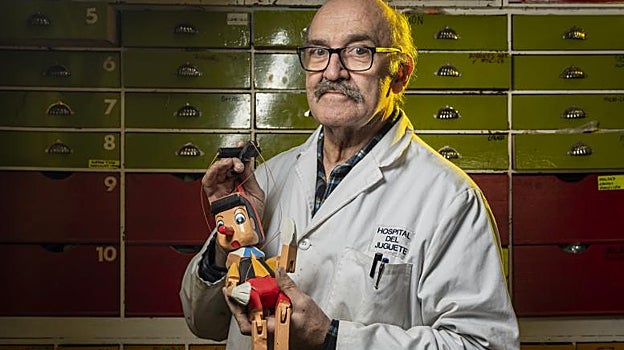 Adiós al Hospital del Juguete: el cirujano de las Nancy cuelga el bisturí