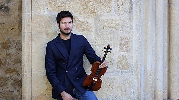 Montalvo durante la entrvista en la plaza de la Magdalena